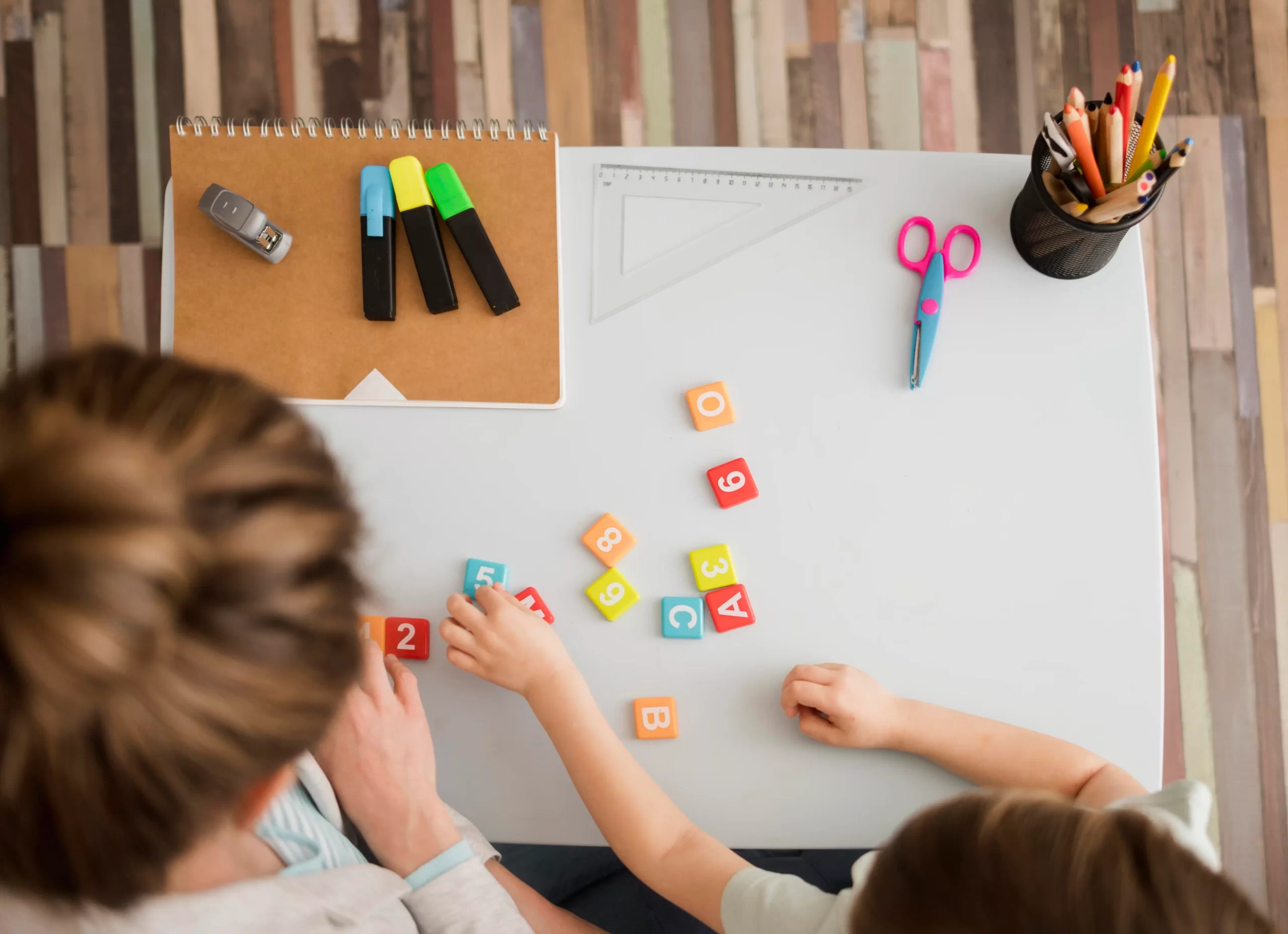 Descubra como jogos e atividades interativas podem transformar o ensino de matemática no ensino fundamental. Este artigo explora os benefícios de métodos lúdicos para o desenvolvimento de habilidades matemáticas essenciais, apresentando exemplos práticos e estratégias para implementar essas atividades em sala de aula. Prepare-se para envolver seus alunos e tornar o aprendizado mais eficaz e divertido. Saiba mais sobre a importância do aprendizado ativo e do feedback imediato através de atividades temáticas.